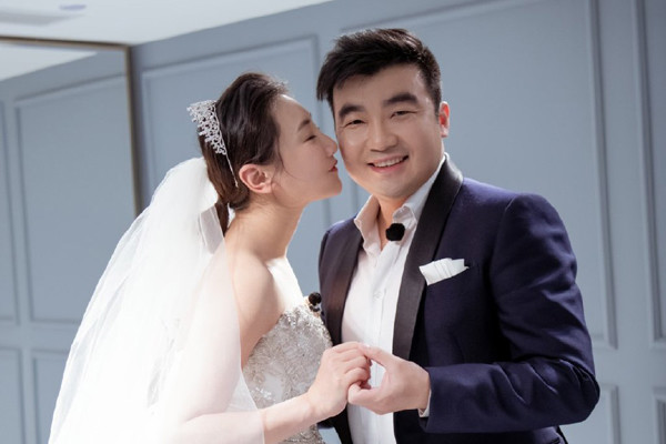 老公梁超回应与何雯娜婚礼分歧引争议,奉子成婚真的没地位?