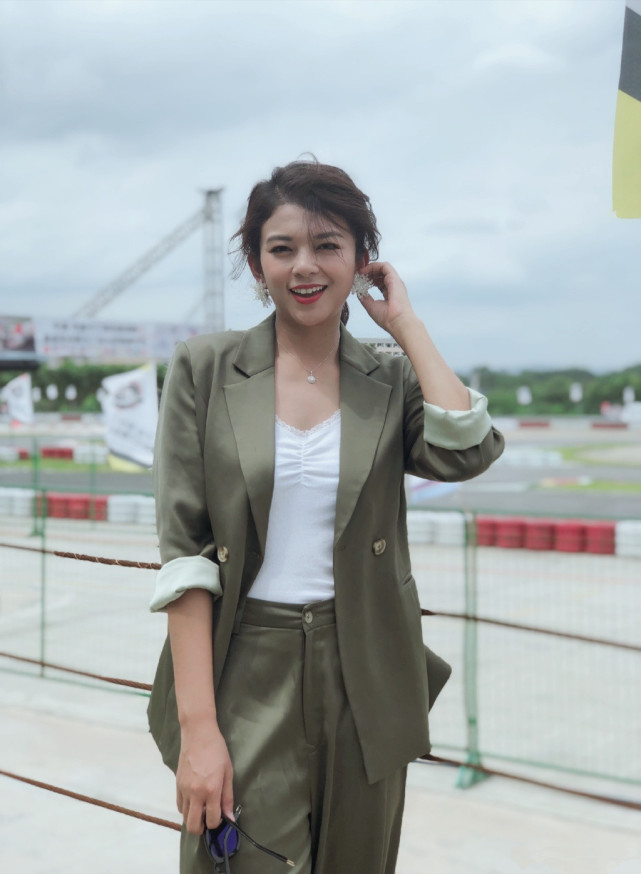 曾被肖战内涵是印度黑女美白后的谈莉娜穿华服裙美得耀眼