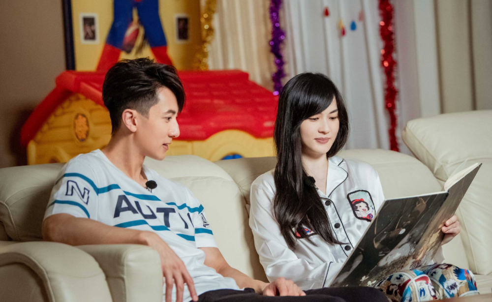 吴尊文莱别墅拍摄综艺,节目组用无人机,全家福曝光哥哥姐姐容貌