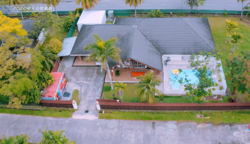 吴尊文莱别墅拍摄综艺,节目组用无人机,全家福曝光哥哥姐姐容貌