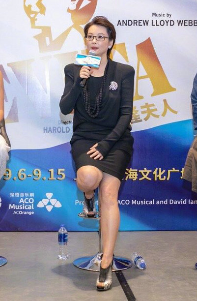 46岁袁立一组短裙照流出,线条粗壮,状态大不如前!