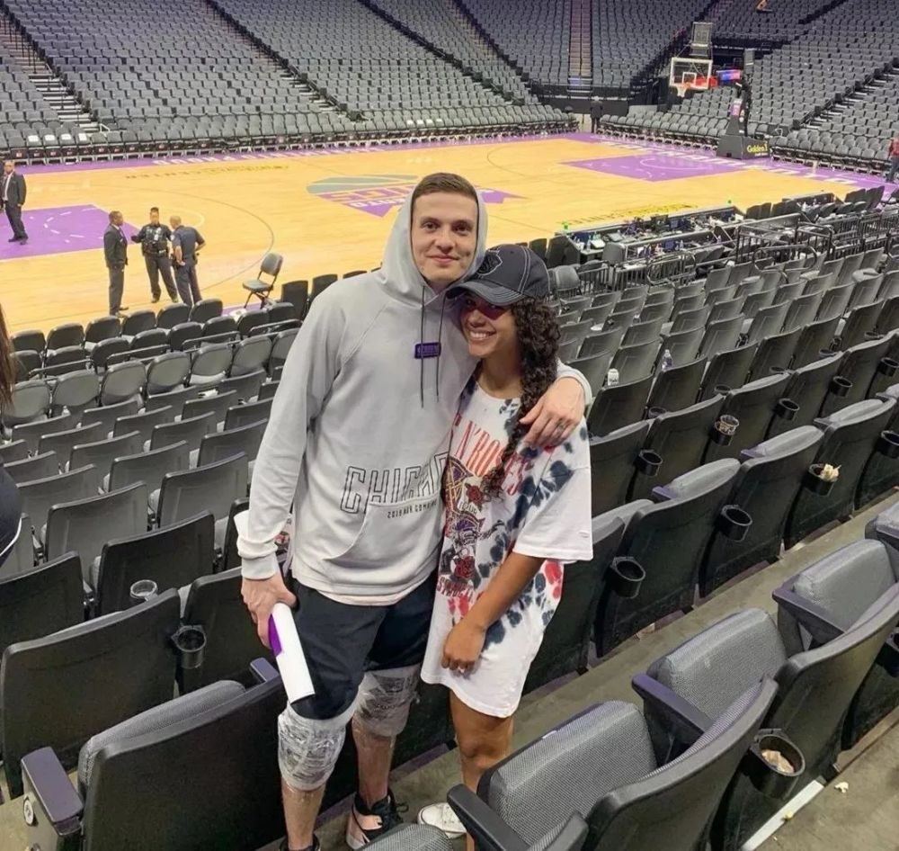 只要是女友到场观赛的场次盖伊总会第一时间跑向女友分享喜悦在盖伊的