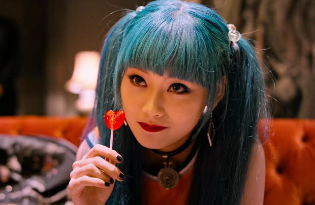 唐人街探案的kiko有多美穿一字肩合影成龙锁骨成亮点