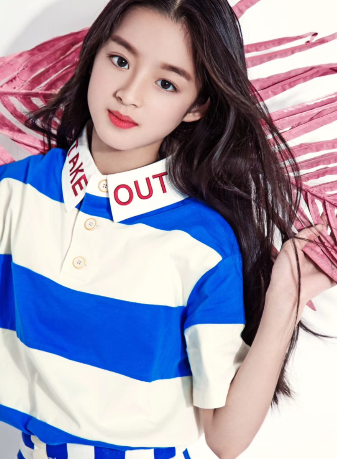 又一童星因"早熟"惹争议?10岁被杨幂相中,如今化浓妆失童真