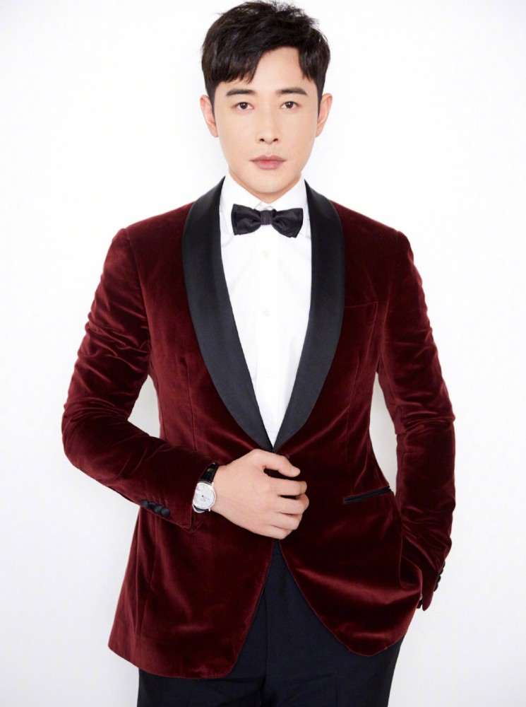 罗晋低调演戏做人,休闲穿搭显魅力,瞬间提升时尚感