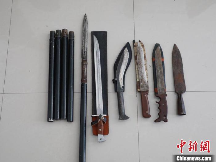 警方收缴的管制刀具.黄泥河森林公安局供图