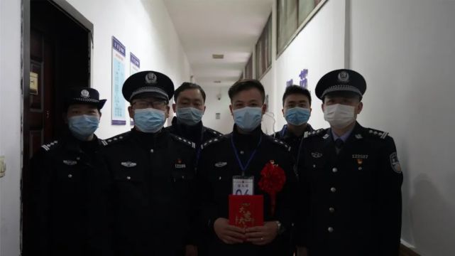 命令,龙日荣同志为李新欣等5名获奖民警颁发表彰奖励证书并送上奖金