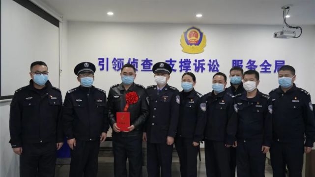 命令,龙日荣同志为李新欣等5名获奖民警颁发表彰奖励证书并送上奖金