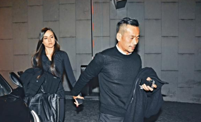 洗米华|洗米华24岁儿子与女友隔空秀恩爱，女方比他大1岁，且身材更健硕