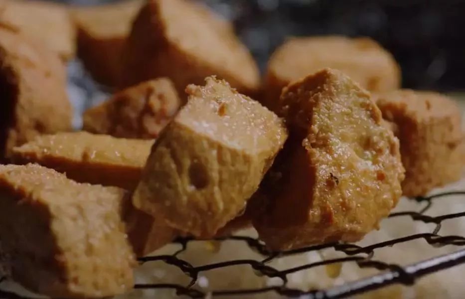 接受阳光的温柔洗礼初春的绍兴,空气中弥散着特殊鲜香霉干菜扣肉,霉