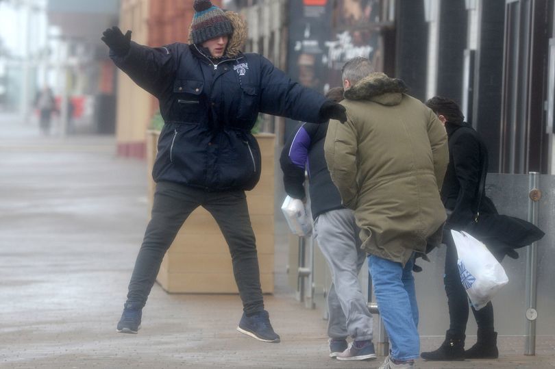 疫情偏遭连夜雨英国气象局发布气象警报恶劣天气影响生活 腾讯新闻