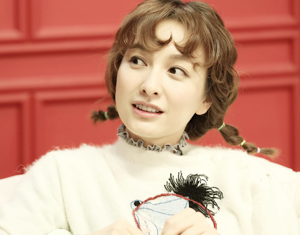 吴昕|37岁吴昕一改往日少女范，穿深V礼服拍大片，大秀美背贵妇范十足