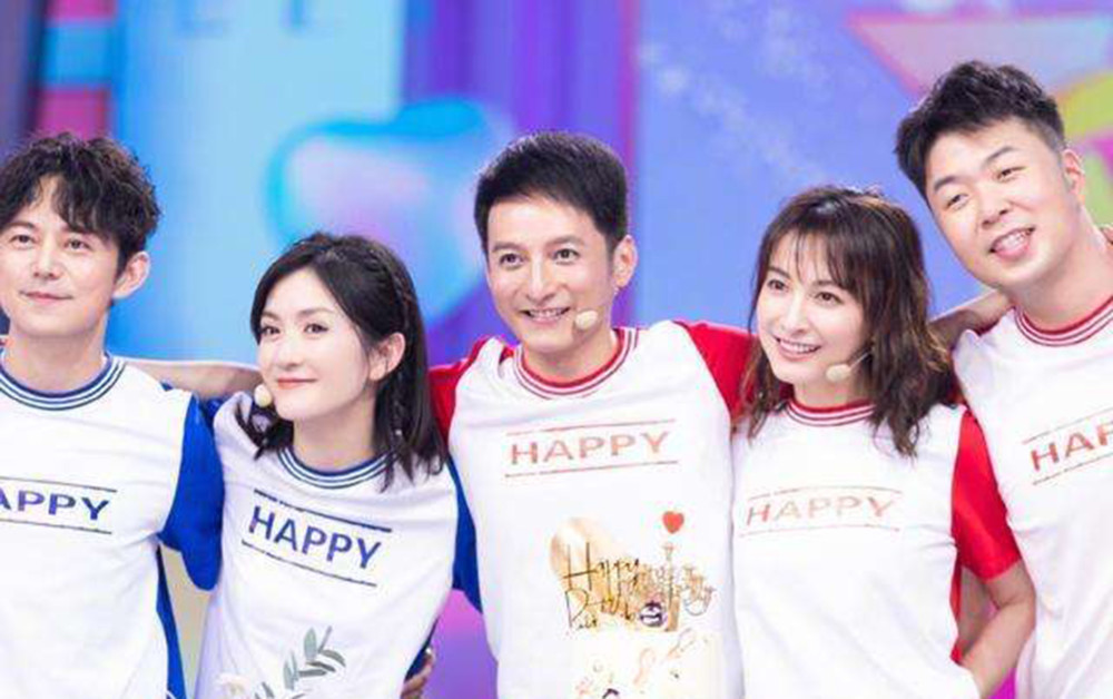 吴昕|37岁吴昕一改往日少女范，穿深V礼服拍大片，大秀美背贵妇范十足