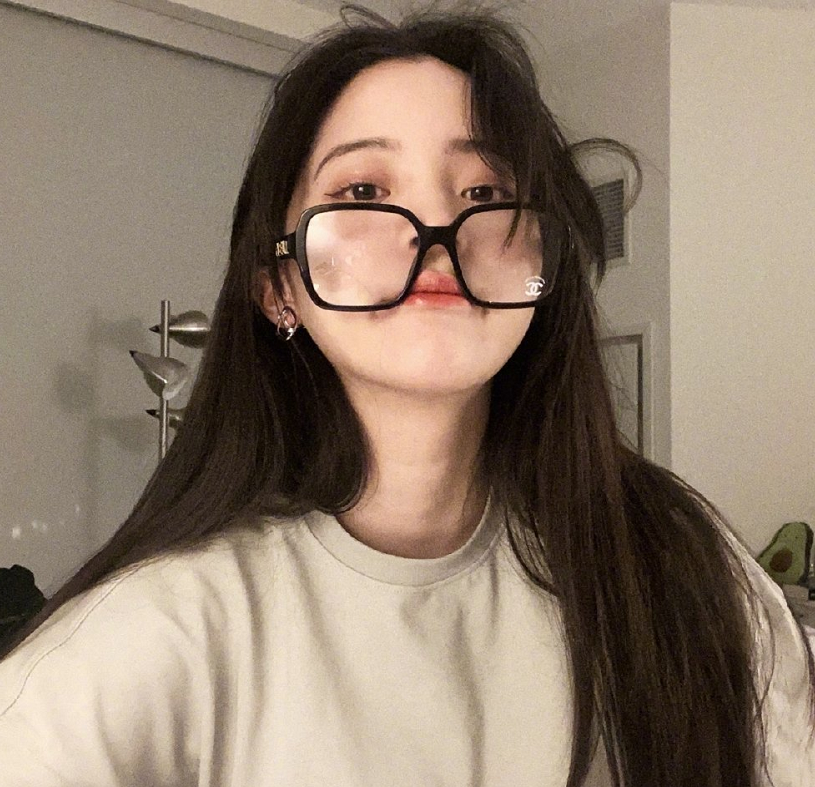 欧阳娜娜穿棕色宽松上衣搞怪自拍非常的活泼可爱