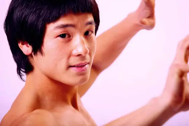 李小龙传人怒斥成龙:耍我两次不负责任,尽量别坐飞机,怕你出事