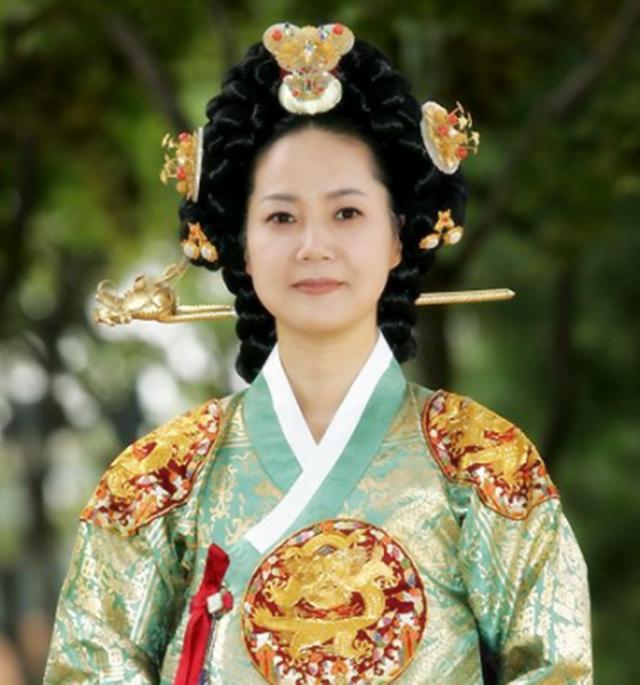 由于,李娎还比较年轻,所以,在他继位后由贞熹王后听政,直到李娎成年