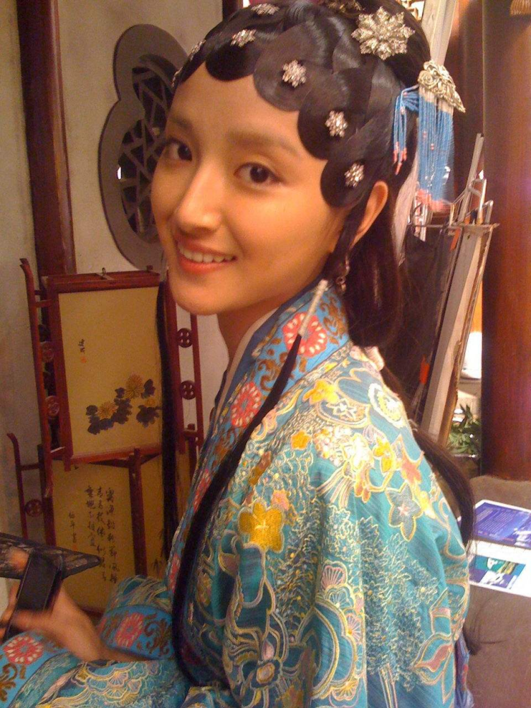 90后美女演员,演《红楼梦》出名,如今买口罩被骗50万让人心疼