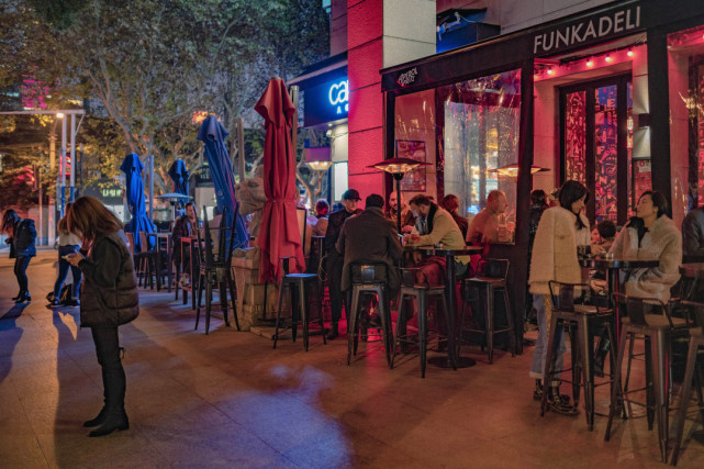 富民路入夜后的富民路,时尚潮流,光影变幻之间,又带着别样的赛博朋克