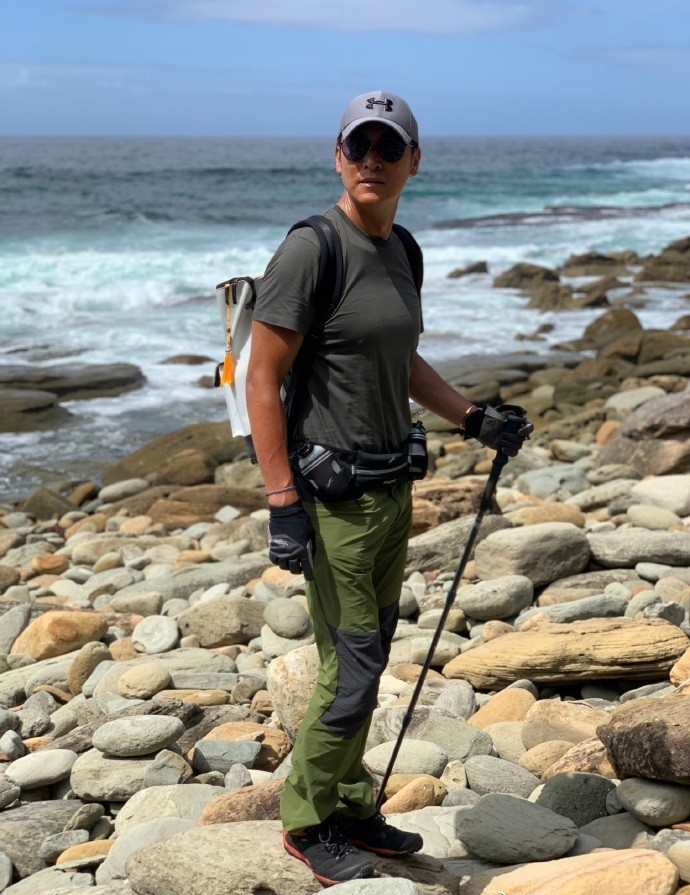 马德钟趁停工陪老婆周游列国 与相差30岁的儿子隔空比拼肌肉不输