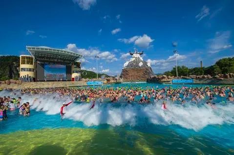 来冒险岛水上乐园冲浪▲考验体力和协调力的双童山飞拉达攀岩▲碧蓝