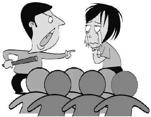 中,朱某用拳头殴打苏某头部,身体,并持小吃店门口的桌子,椅子砸向苏某