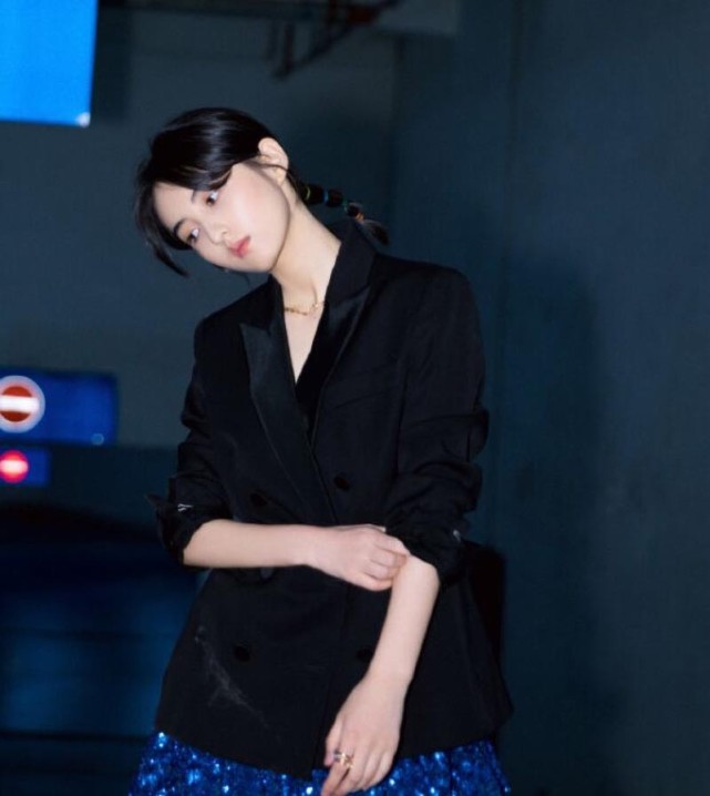 张子枫18岁就有"一姐"风范,西装配吊带裙气场很强,高调秀美腿