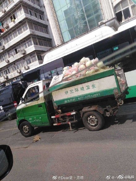 武汉一社区用环卫车给居民送肉 所在区副区长被查