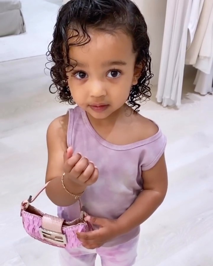 金卡戴珊2岁女儿穿高跟鞋黑白混血娃似妈妈翻版难怪最被侃爷宠溺