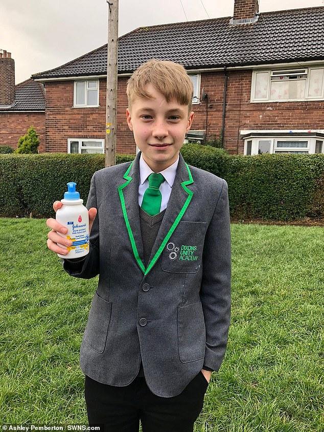 英国男孩带洗手液让同学使用收费5元挣到钱买烤串被学校处罚