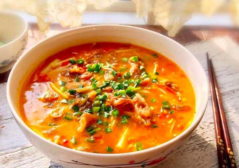 再配之以黏稠香浓的汤汁,简直就是"天作之合",这就是酸汤饭的魅力