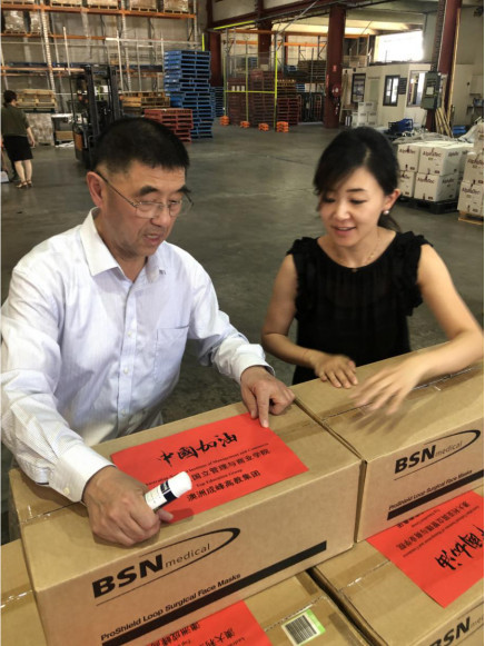 合格防护服,一收到就用邮政ems加急特快专递;较大量的如一批5万只口罩