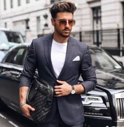 另外t恤这件内搭也能够搭配西装外套,典型的雅痞范儿!