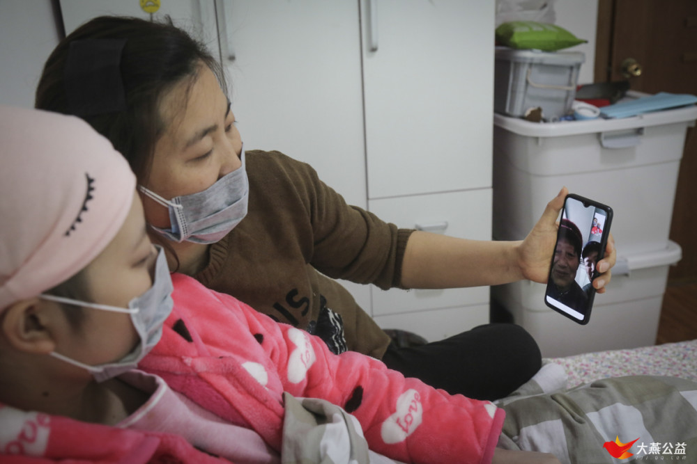 疫情下的白血病家庭单身妈妈自学打针输液靠志愿者送物资维持生活