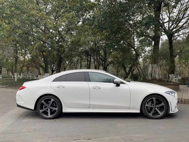 评测奔驰cls3504matic80万买台四门轿跑到底疯不疯