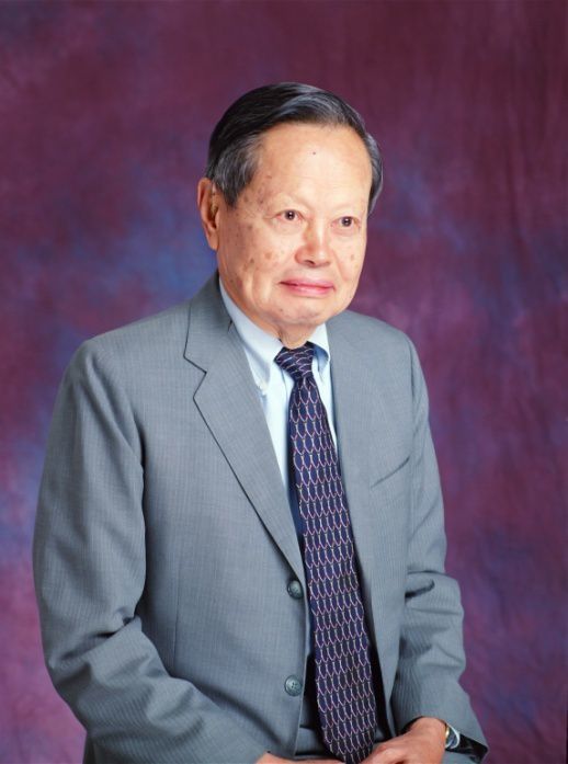 杨振宁带小54岁娇妻泡温泉照片曝光步履稳健不输年轻人