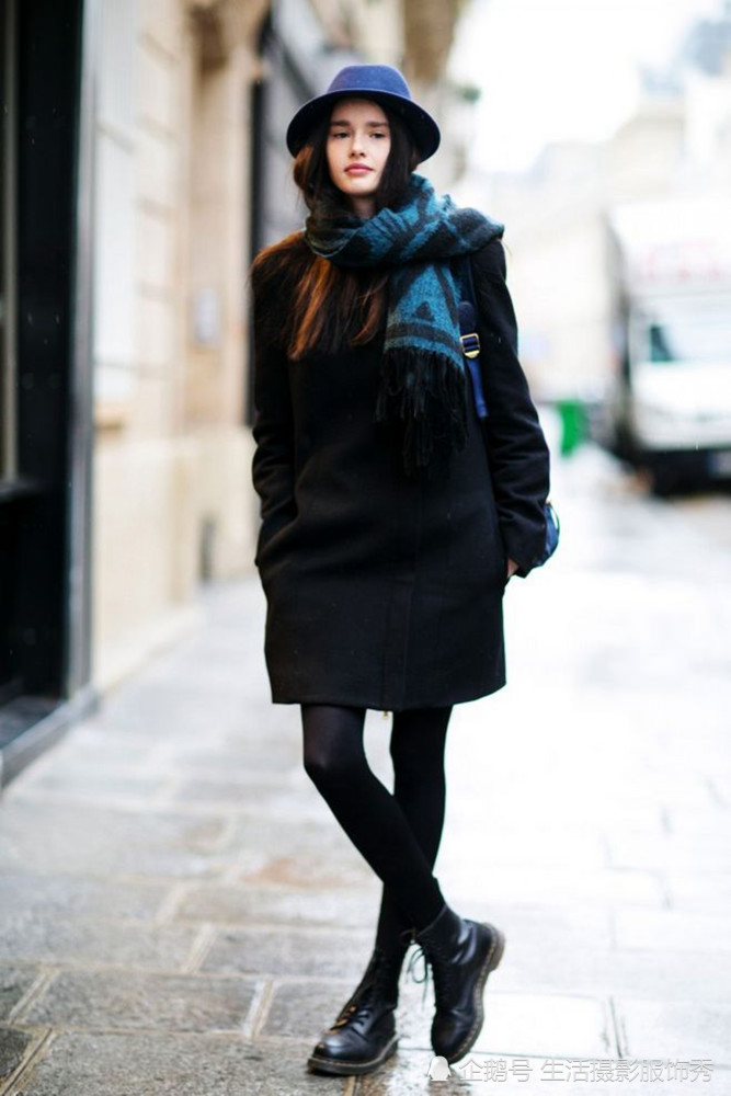 黑白灰的服饰搭配,简约休闲,初春女性首选_腾讯新闻