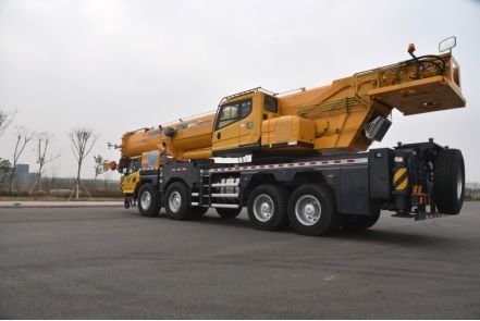 徐工新品xct80l61吊车行业最长六节60米u型主臂平衡重总重达246吨