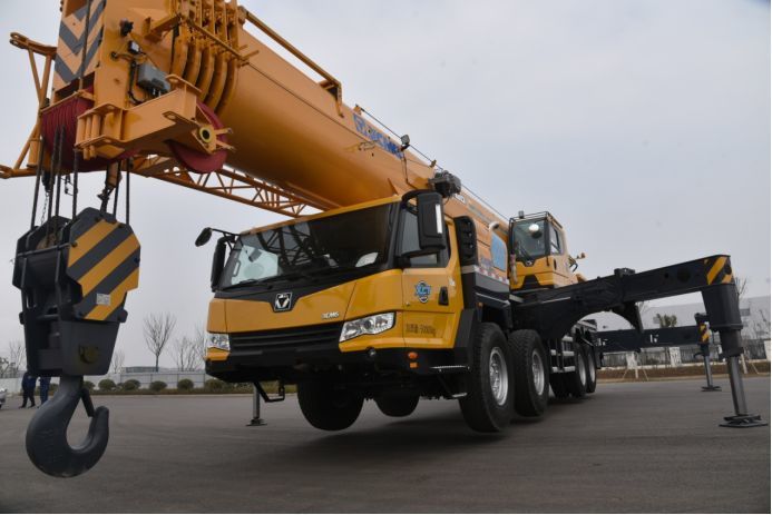 徐工新品xct80l61吊车行业最长六节60米u型主臂平衡重总重达246吨