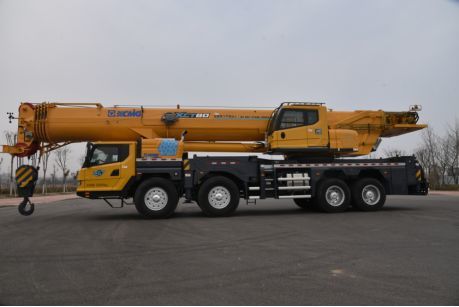 徐工新品xct80l61吊车行业最长六节60米u型主臂平衡重总重达246吨