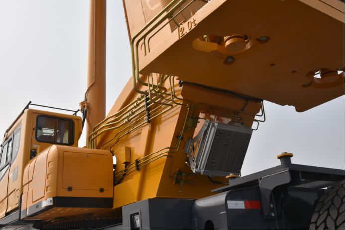 徐工新品xct80l61吊车行业最长六节60米u型主臂平衡重总重达246吨