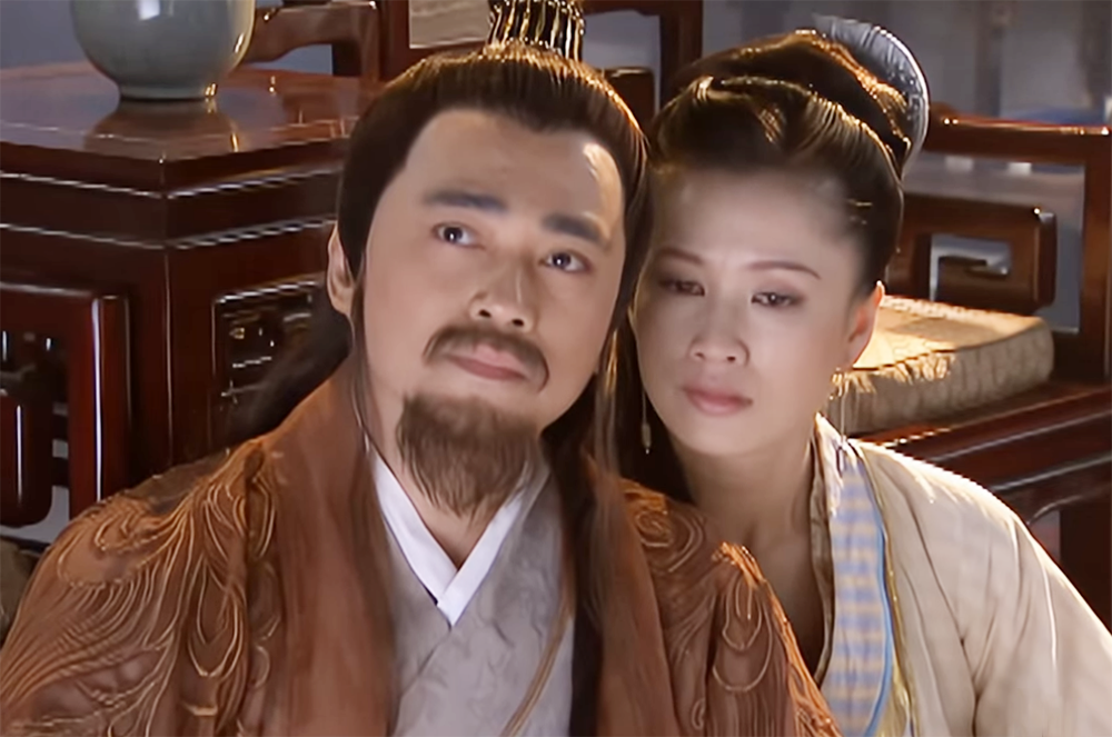 汤镇宗一家为33岁长女庆生57岁妻子美貌出众2个女儿长相随妈