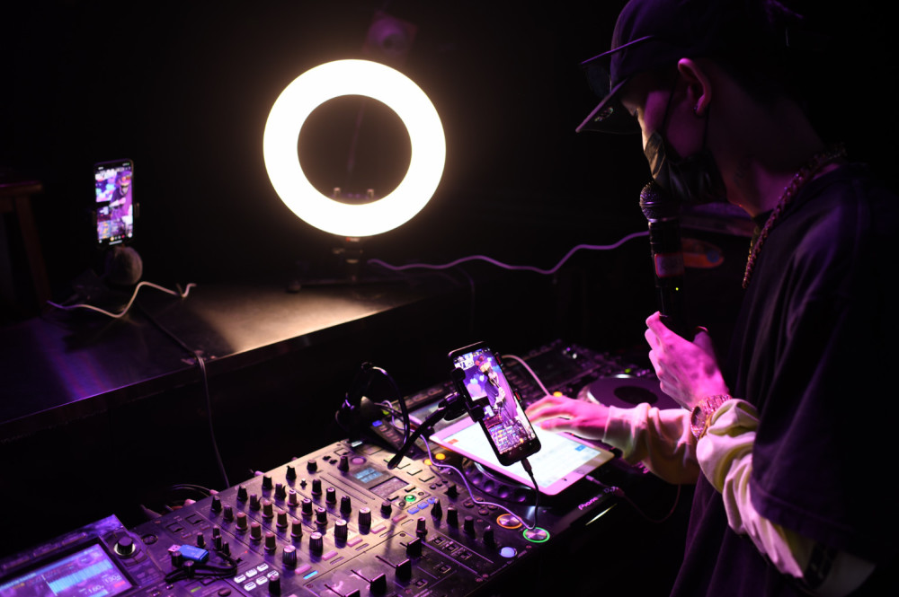 长沙魅力四射酒吧云蹦迪火了老板李志直播收入捐给武汉疫区