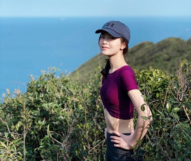 最吸睛的还要是文咏珊的小蛮腰了,只见那莹莹细腰单手