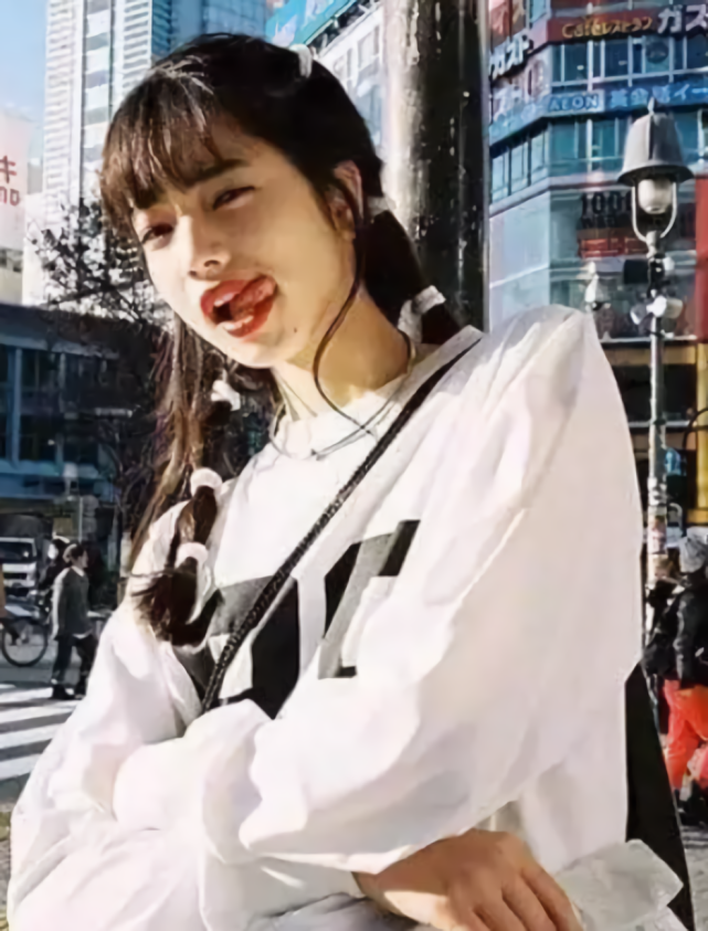 能让权志龙着迷的除了 厌世脸 就是小松菜奈的穿搭了 小松菜奈 权志龙