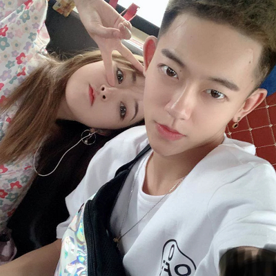 佳帅公开与次惑小仙女相恋细节后,经历被改编变成小说,本人态度亮了