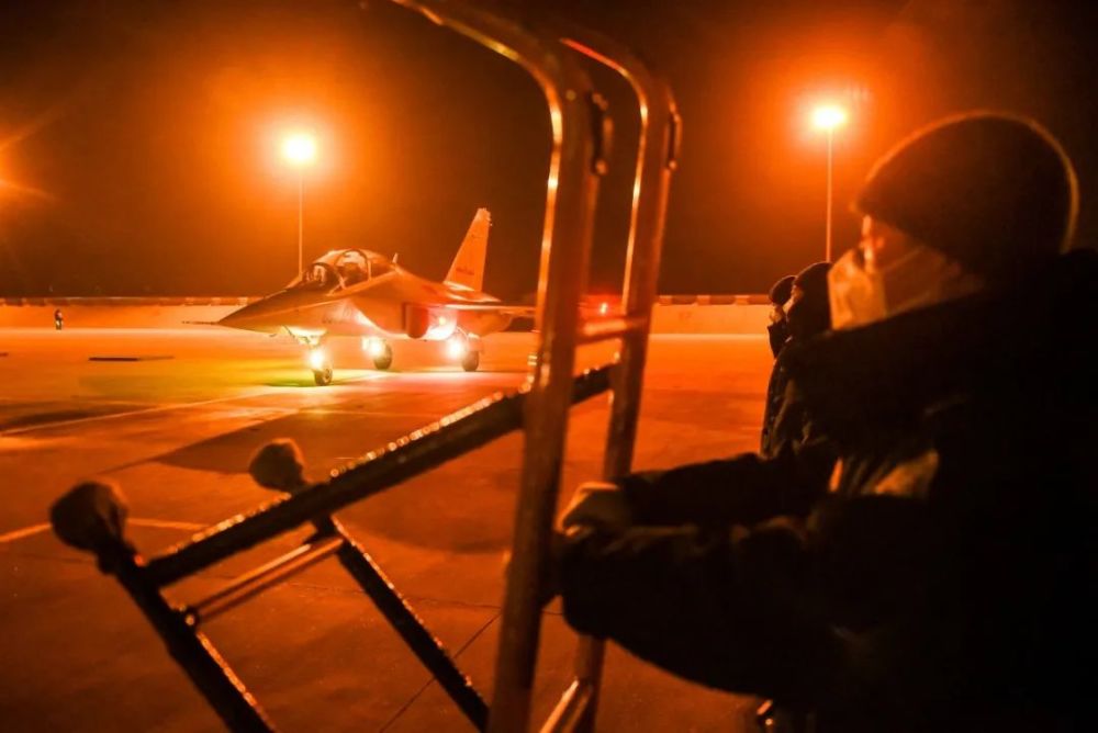 出征夜训对于学员来说是挑战但该团并没有降低训练难度与标准依旧严格