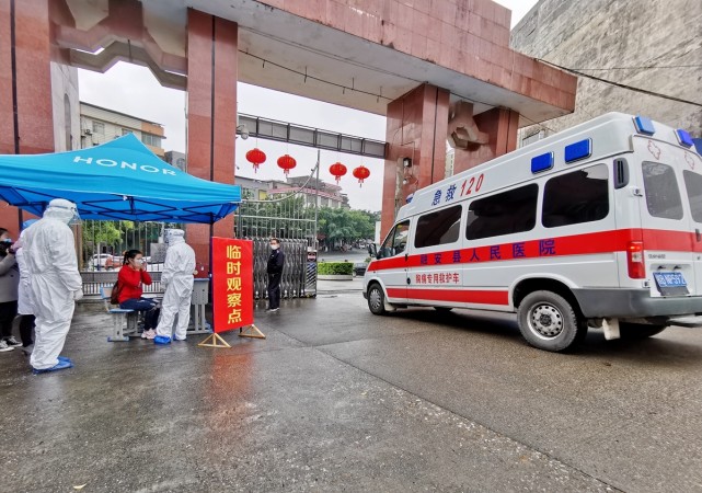 3月12日,在融安县第二中学校门的临时观察点,两名县人民医院的医务