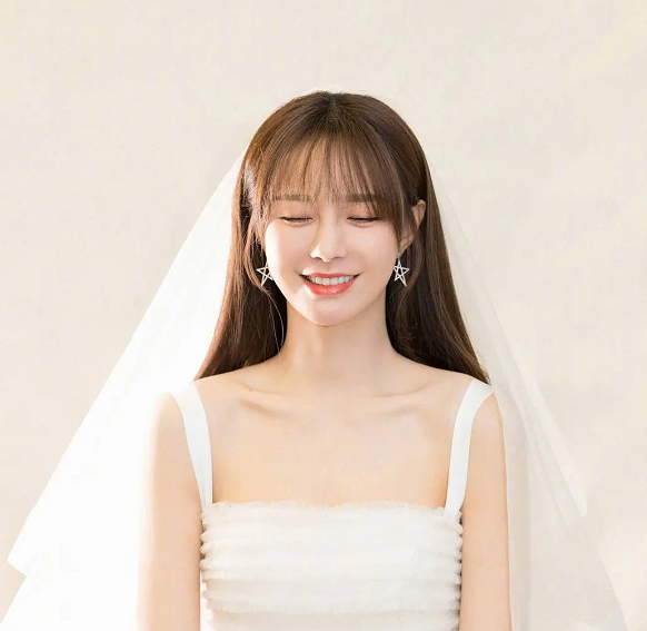 杜海涛真管不住沈梦辰了?走红毯挑战3d透视裙,一旁钱枫眼神很真实