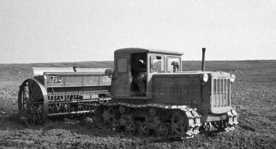 应该见过苏联产的履带式拖拉机,那个履带宽度比一般的推土机都要宽