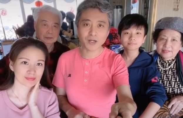 45岁周炜近况罕曝光,头发全白完全认不出!和老婆同框像是两代人